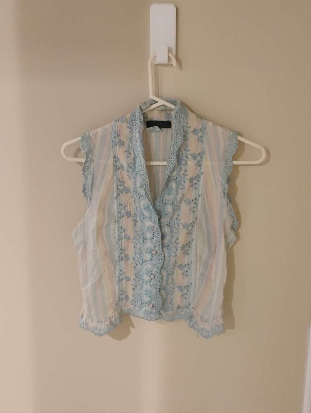 Vintage 1970s Pastel Embroidered Rose Buttoned Sleeveless Top